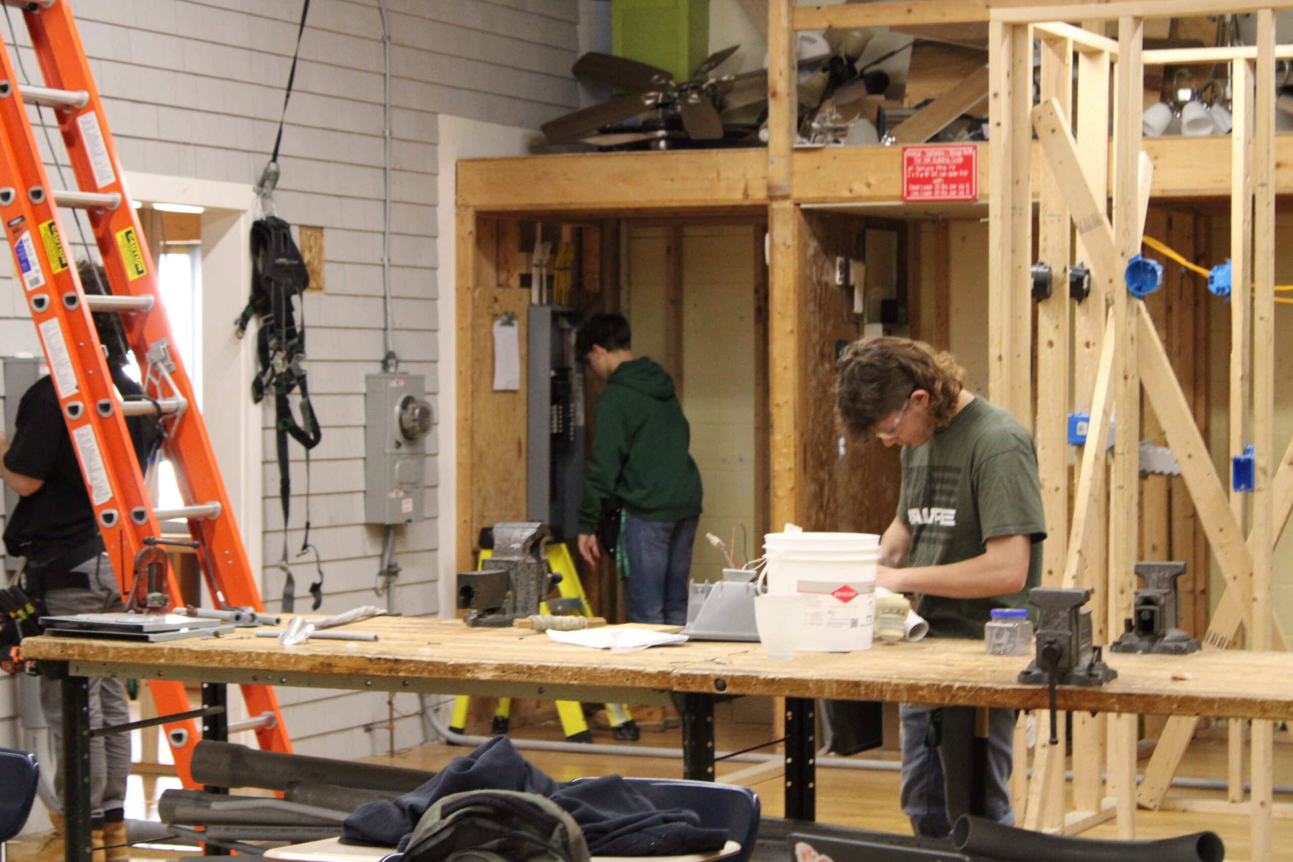 Students working in Eletrical