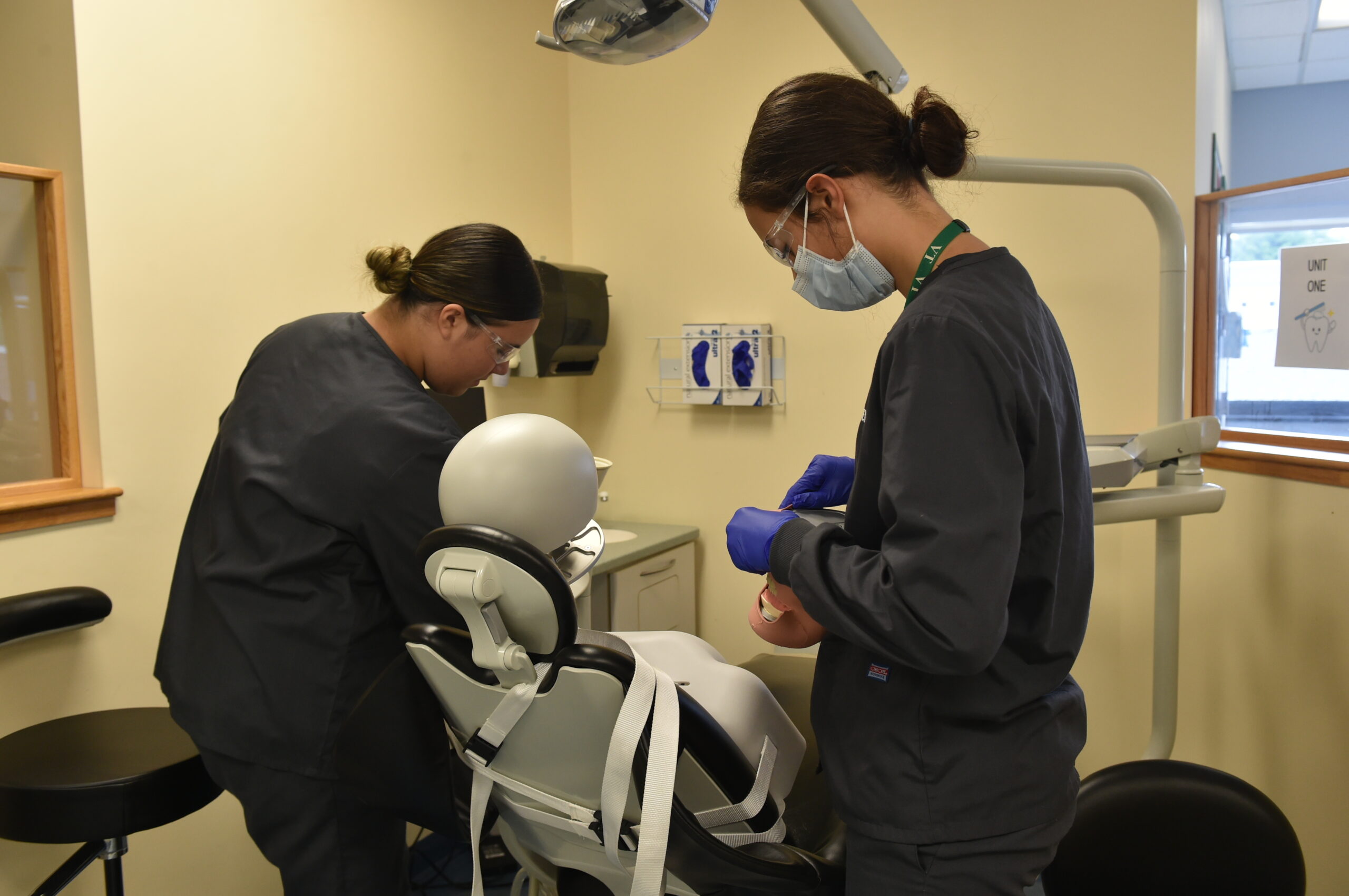  Students preparing the manikin for treatment